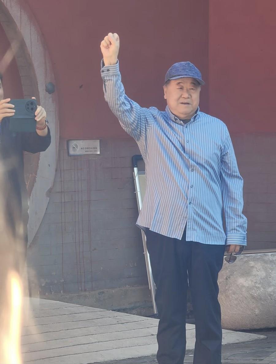 10月5日，莫言现身北京地坛公园，穿的衬衫背后有点发皱，打扮相当朴素，像退休老大