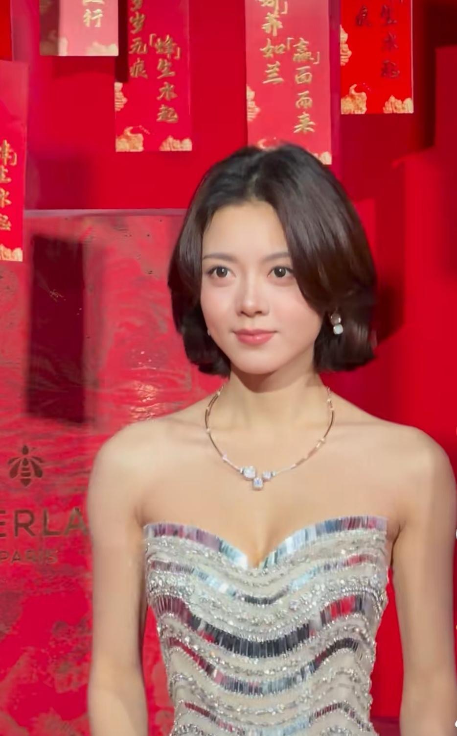 赵今麦剪了短发，还烫了卷。24岁，看着像30多。新造型一亮相，评论区直接炸锅