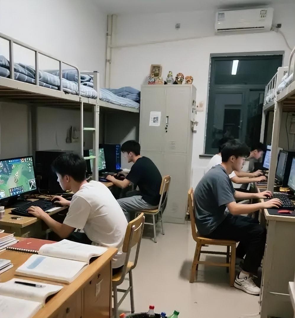 “彻底破防了！”一位家长悄悄来到儿子的大学宿舍，在门口静静站了五分钟。四人间宿舍