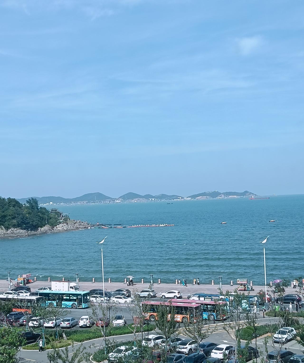 #天空自拍##上传一张你手机里天空的照片吧#秋风萧瑟，天与海连成一片！