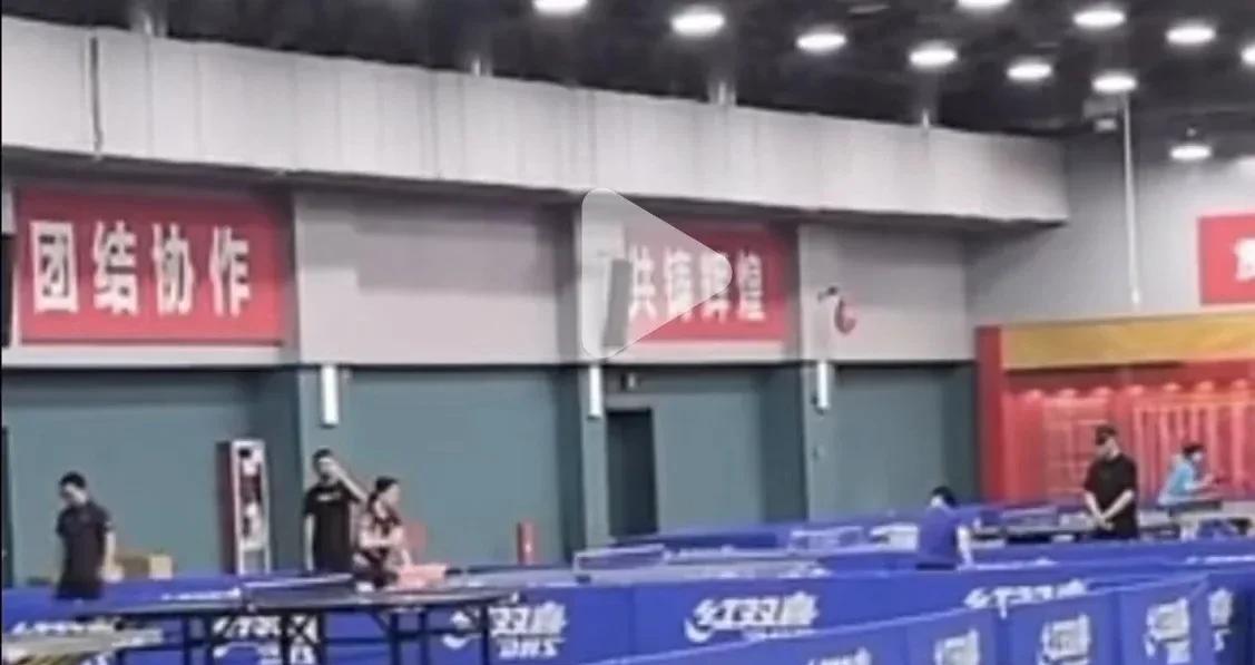 7.21小杨在国家体育总局陪孙颖莎训练。小杨为什么在体总陪莎莎训练？这个图片是