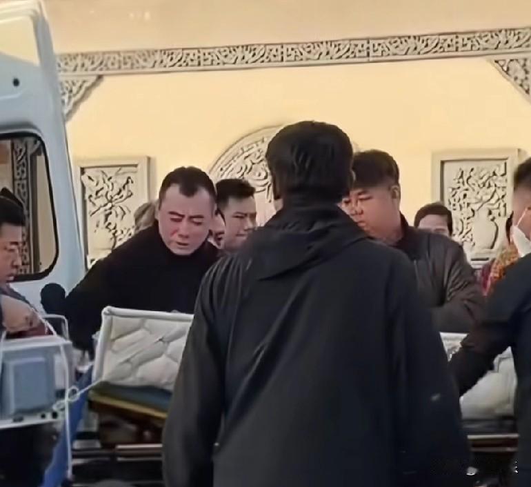 12月9日，河北一15岁重病男孩被救护车送回，男孩的师爷在现场哭成泪人，到家没多