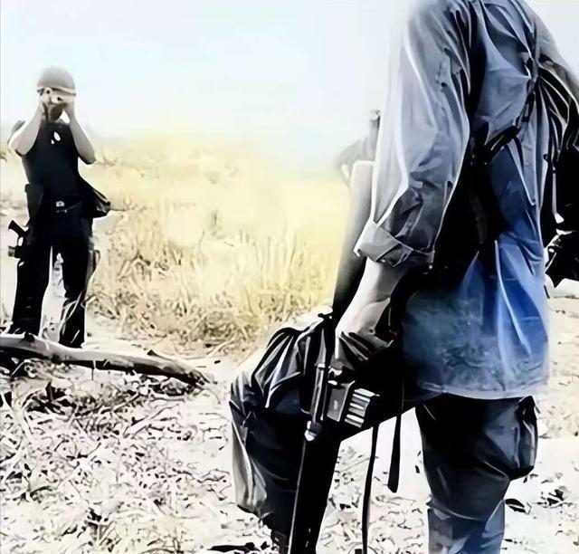 1972年，战场上躺着一个越南女兵的尸体，旁边的美国士兵扯下她的裤子、撩起她的上