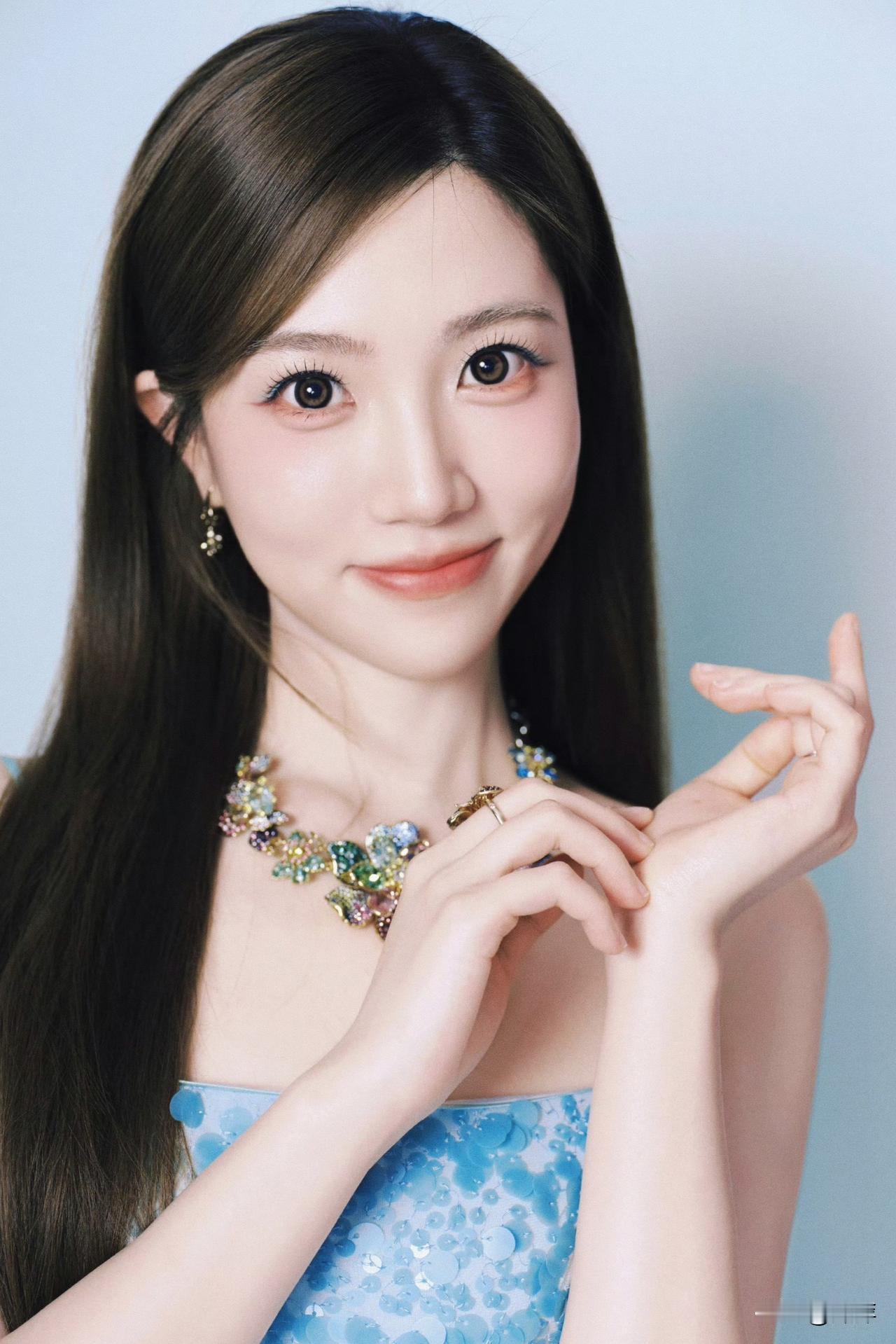 张纯烨.一双迷人的大眼睛仿佛会说花，乌黑而靓丽的秀发。苗条而娇小的身材穿上这身蓝