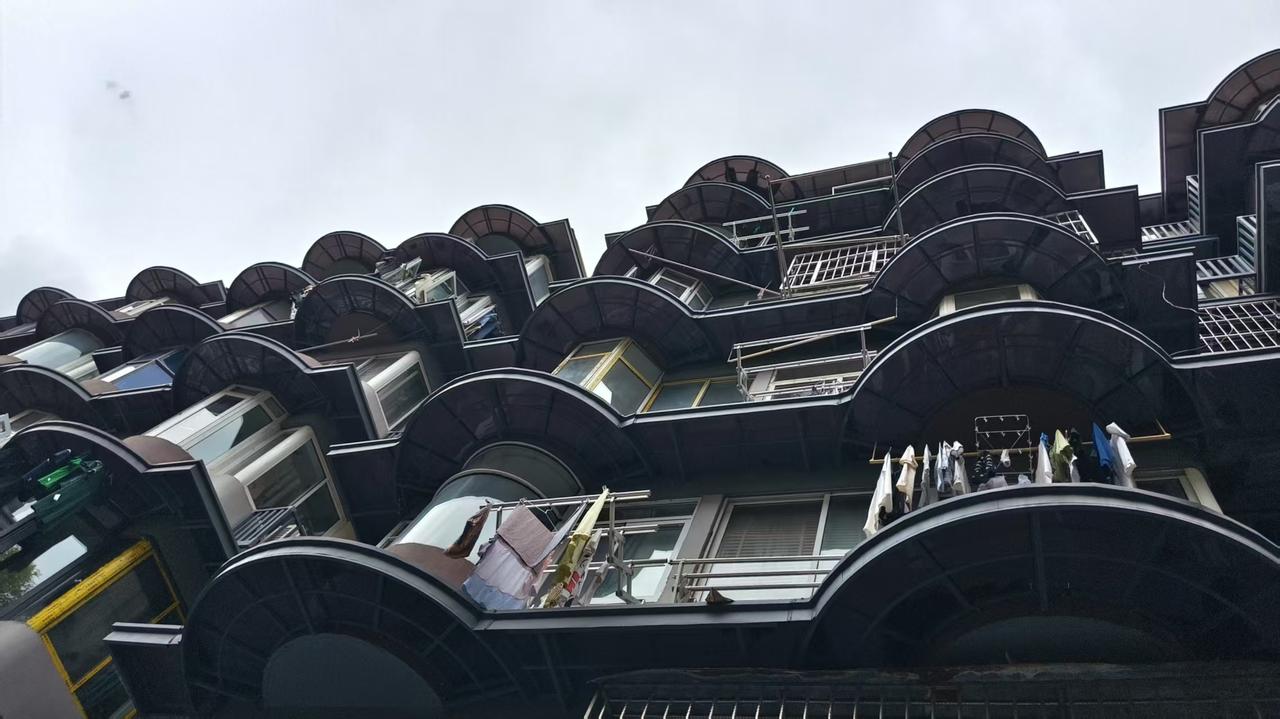 《南京颐和路上的“显眼包”》它是南京颐和路民国建筑群中最显眼的沿街现代