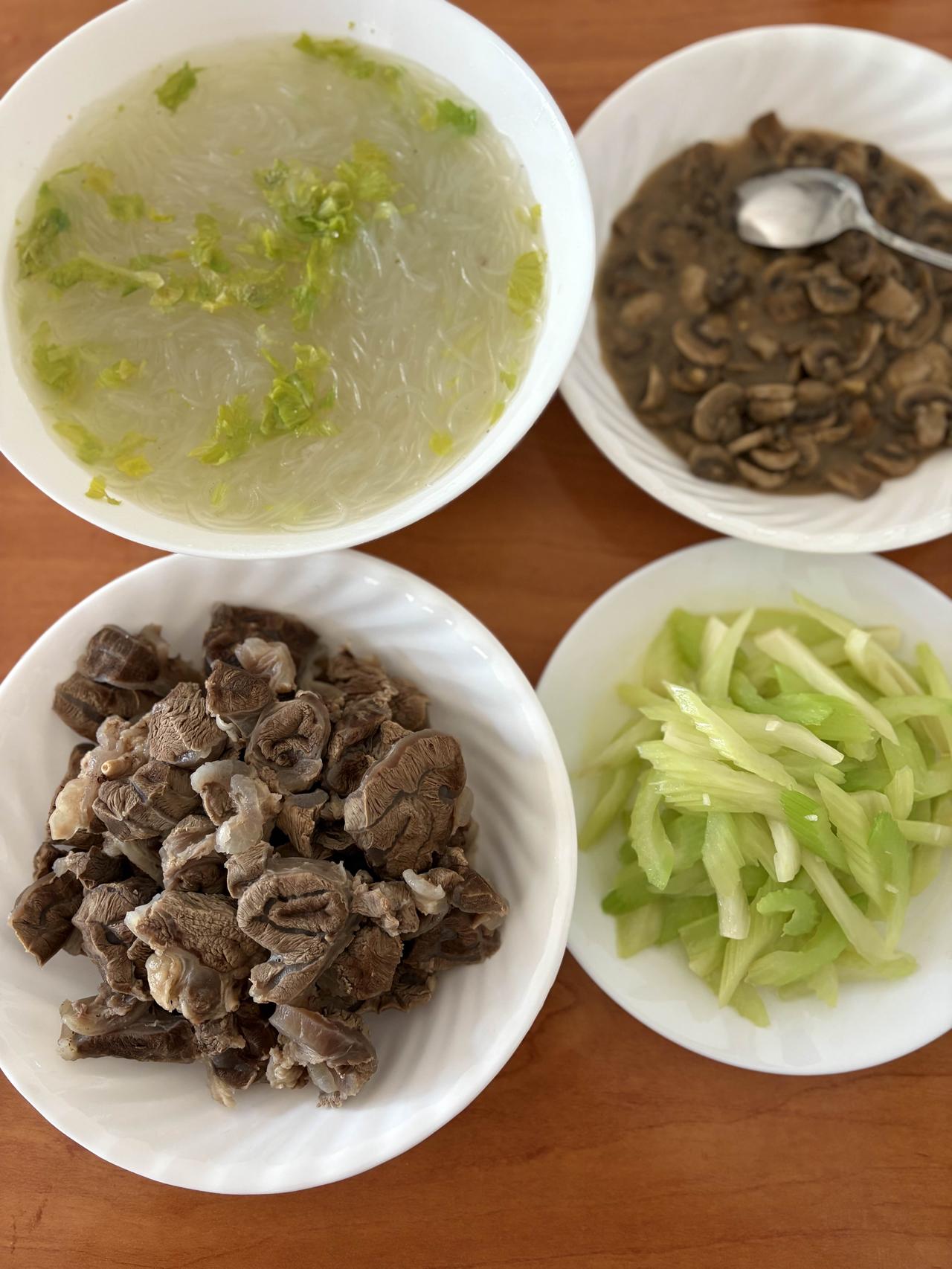 春天是生长季，要多吃牛肉。今天买了四斤牛肉，多买一些屯在冰箱里面。春天是生