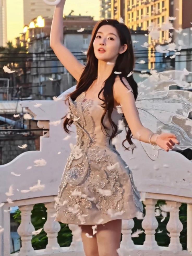 王玉雯的Live会发光轻透美颜加持，Live镜头下美感翻倍！王玉雯的灵动神态、