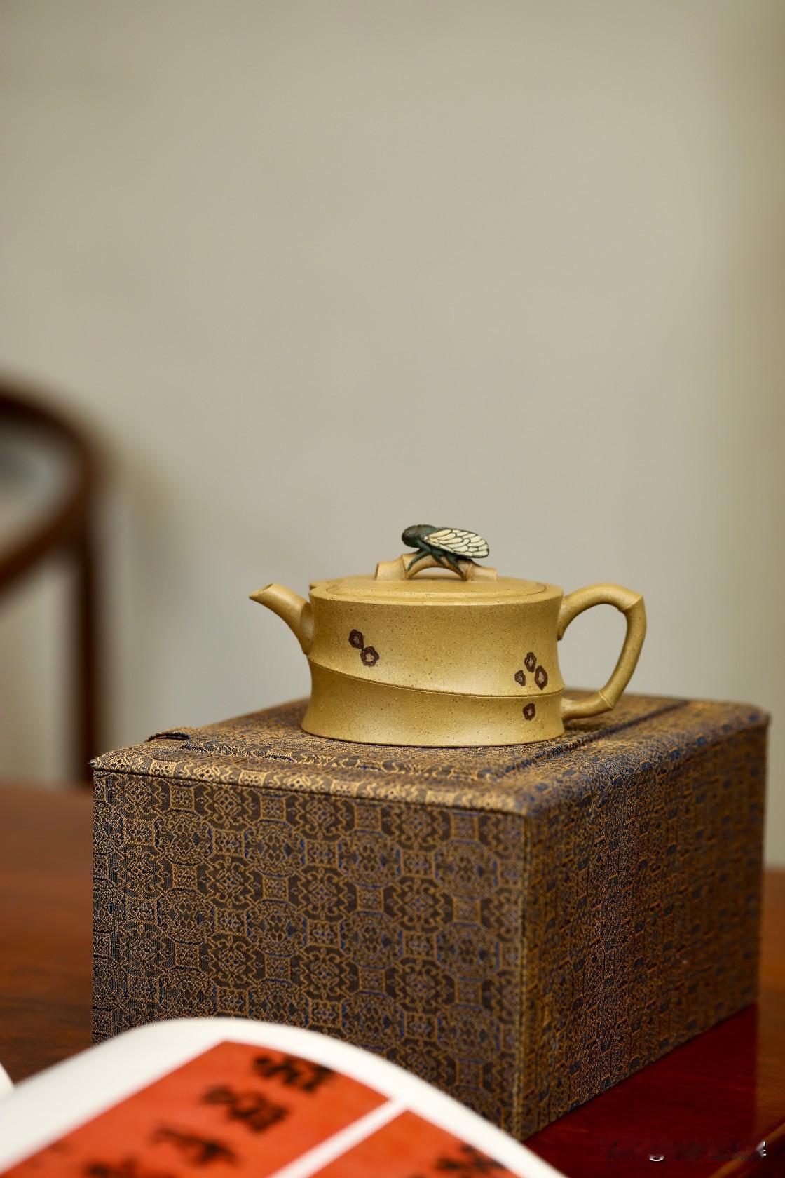 紫砂壶烧制温度越低越好？今天有壶友问我一个很有意思的问题：“为什么现在市面上的