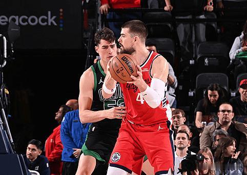 问题是组吧是个蓝领，快船却把他当核心用，以前组吧虽然是首发但就20多分钟的时间