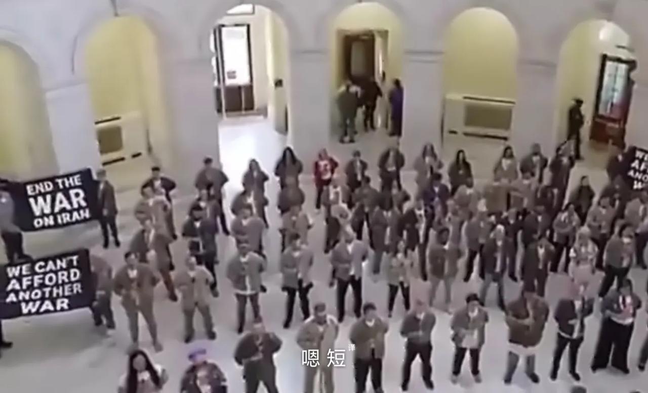 美国一群退伍军人，昨天占领了国会大厦坎农众议院办公大楼，打出“结束伊朗战争”“我