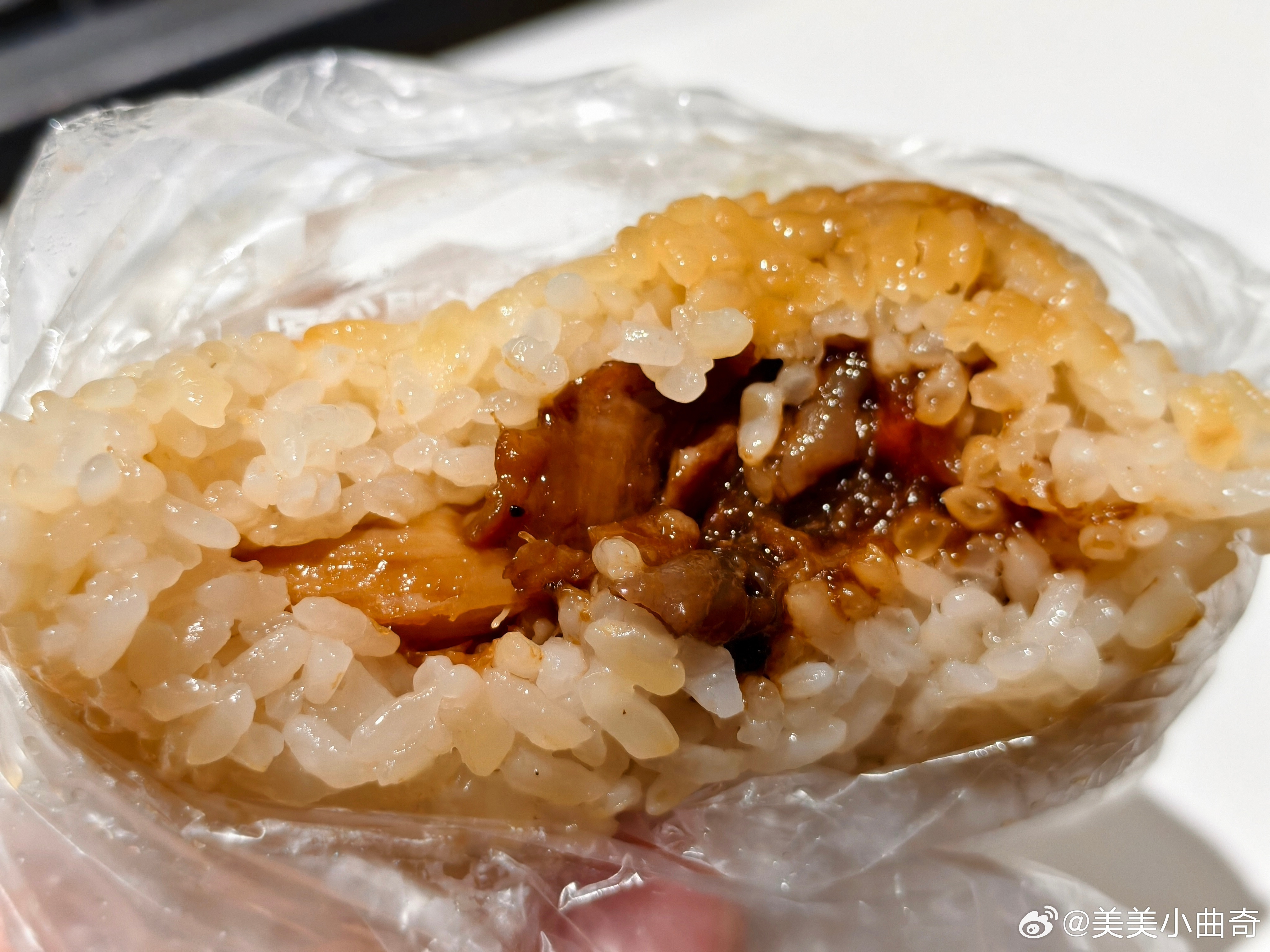 才说完昨晚带着饥饿感入睡一大早洁癖哥给买回来的热量炸弹早餐第一次吃这个糯米鸡是好
