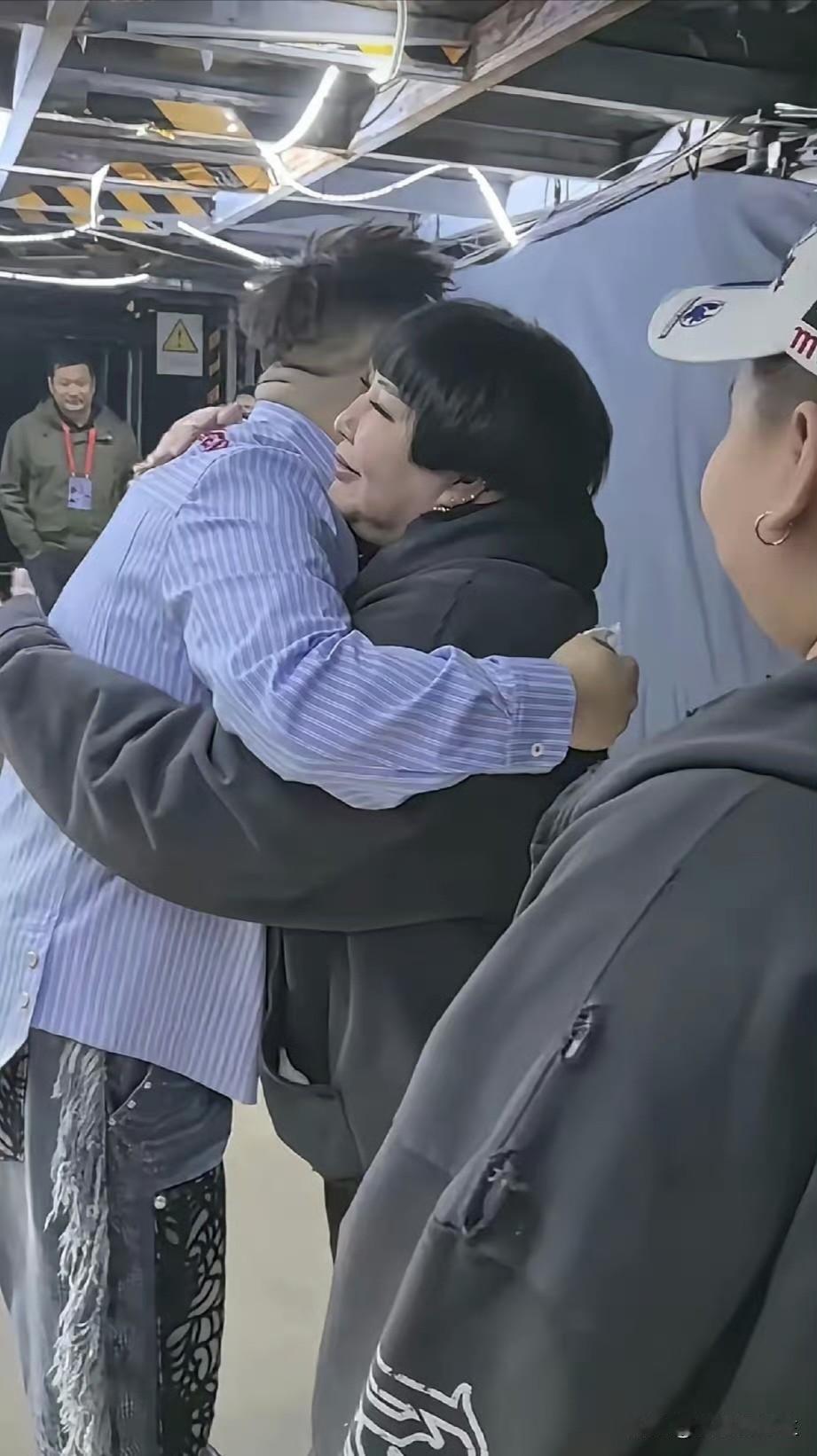 下面这个师娘一定要记住！岳云鹏西安演唱会刚散场，后台就出了个暖心场面。他下台