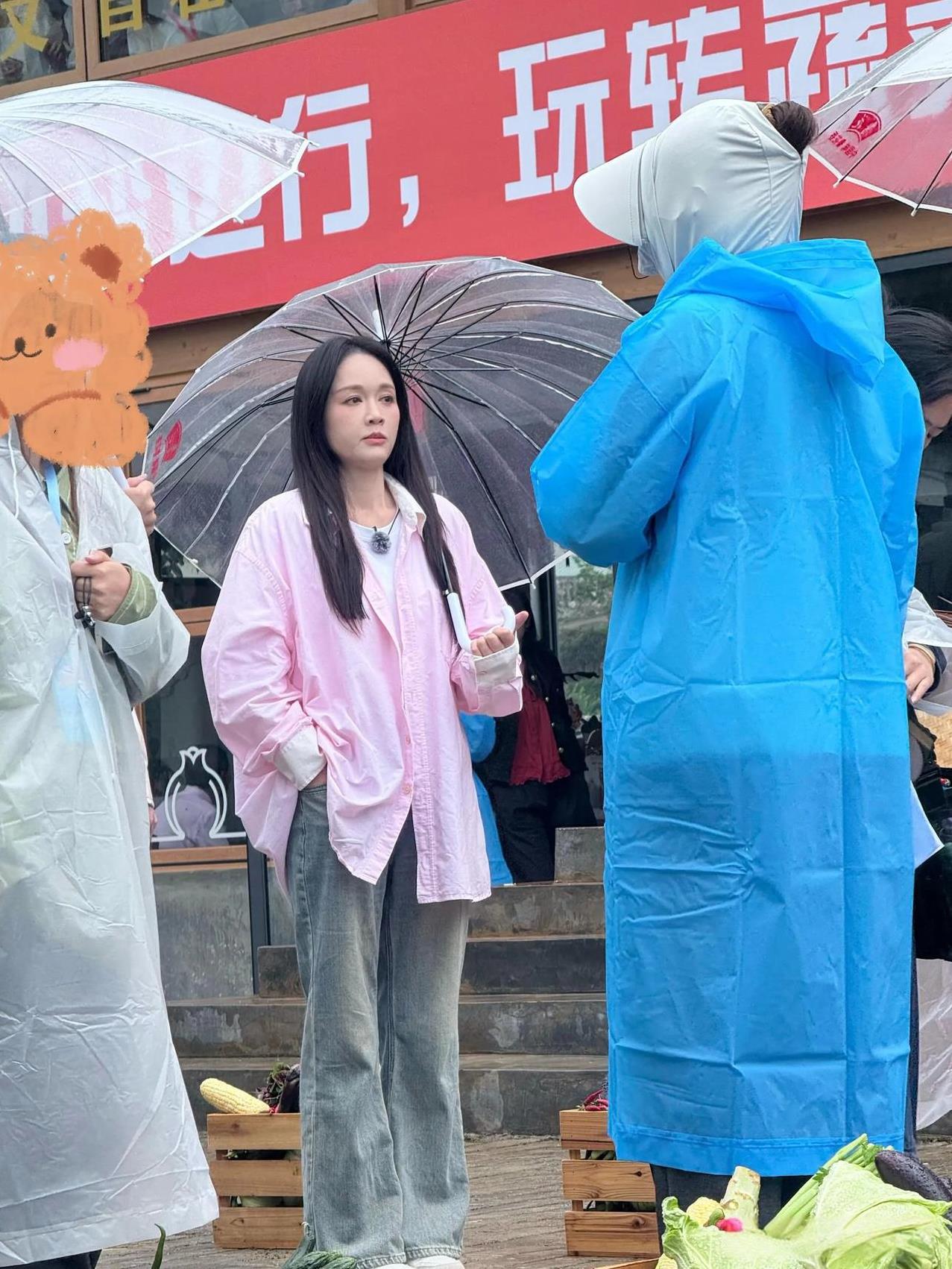 偶遇46岁陈乔恩路透！穿浅粉衬衫配牛仔裤，状态超绝，脸上看不出岁月痕迹，笑容自然