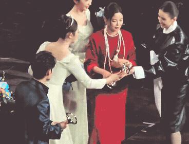 明星在台上一个小动作，就能看出真本事。你以为的“小事”，其实是他们混圈的通行证