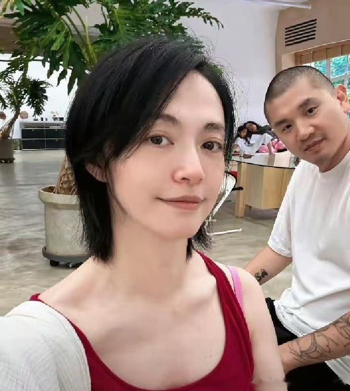 姚晨剪短发了还真是回到了从前！