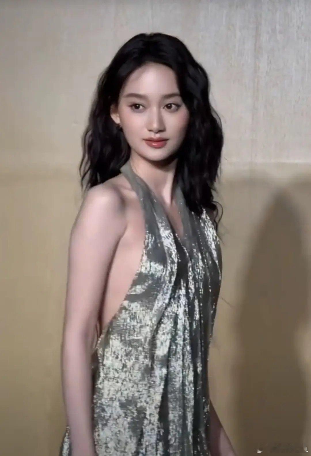 我觉得夏梦红毯挺漂亮。不过话说回来，夏梦资源咋比沈羽洁糟糕呢。。两个人资质差不多