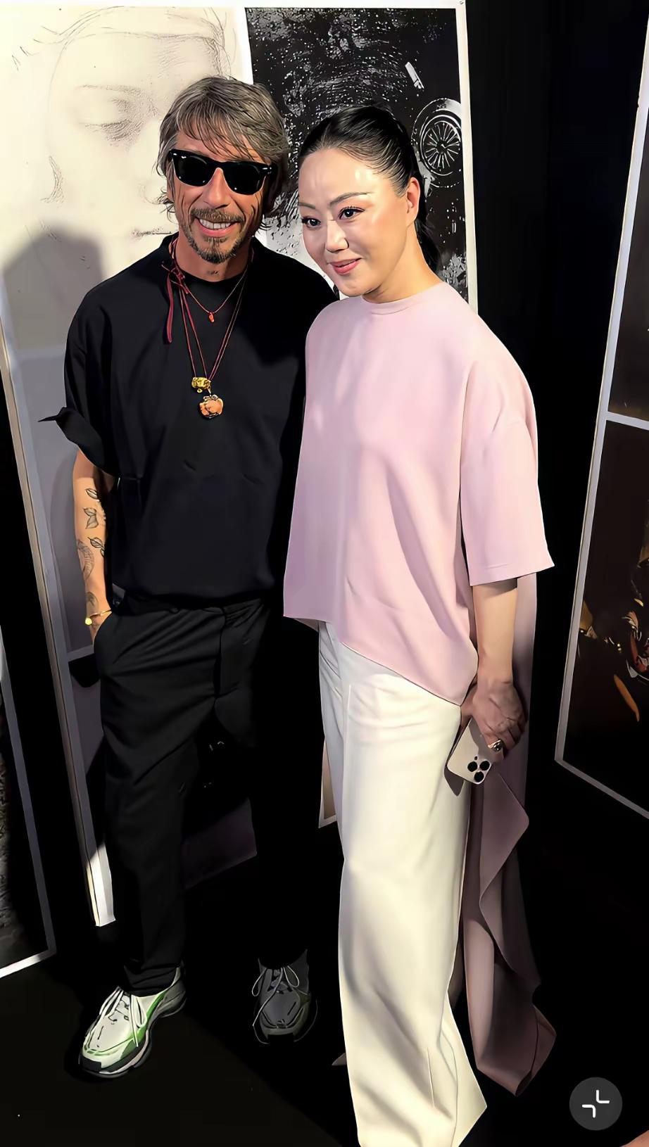 有人说，她的老去，是骨子里透出来的优雅，你怎么看呢？63岁的章小蕙与设计师同框