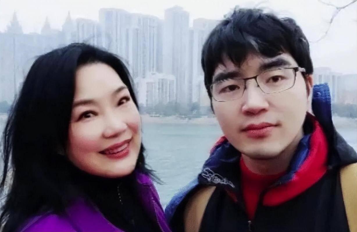 1988年，湖北1女老师上课时，突然肚子疼被紧急送到医院生产，女老师艰难生下1男