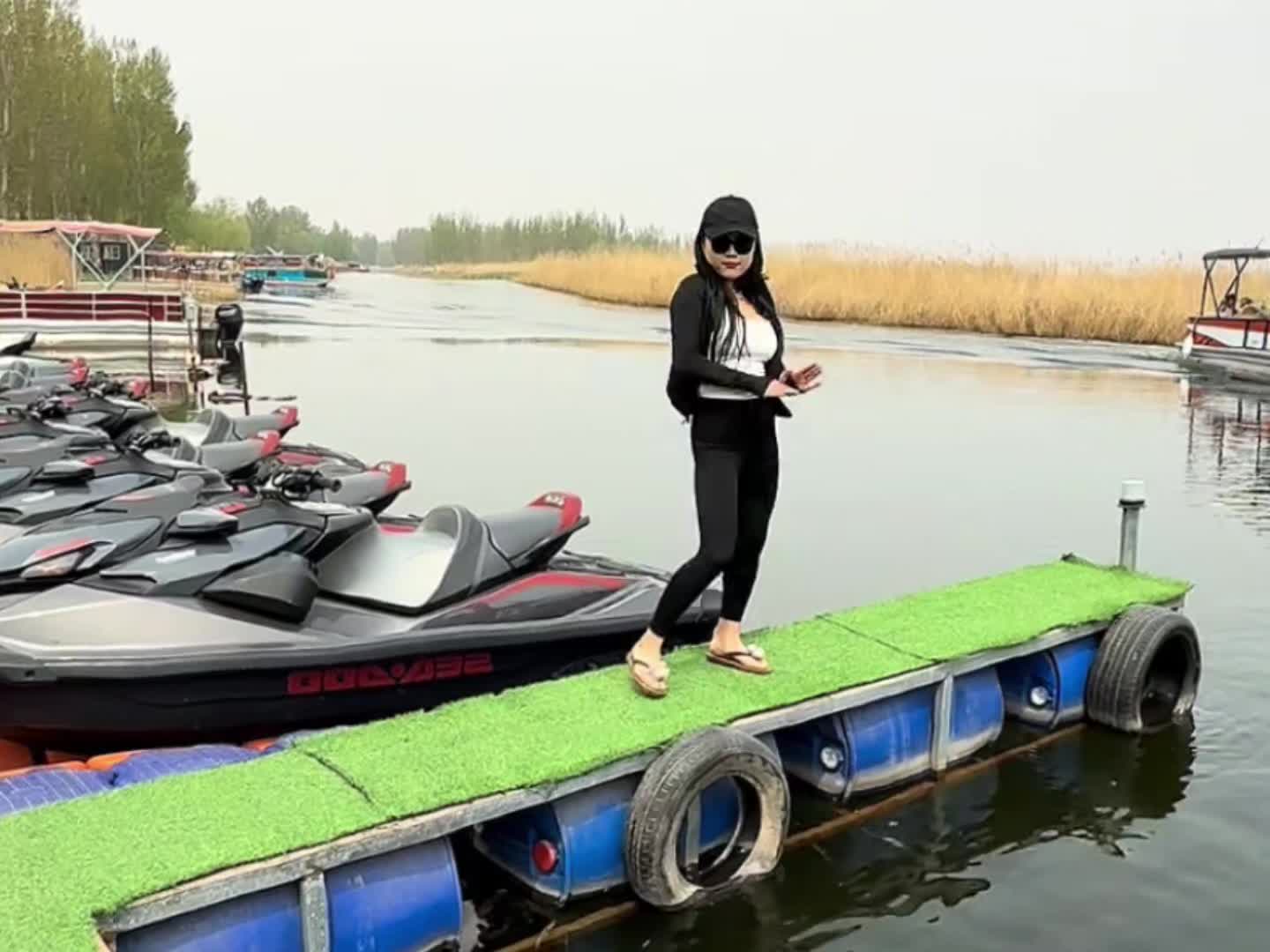 红花就是红花，不需要绿叶衬托它也是红花