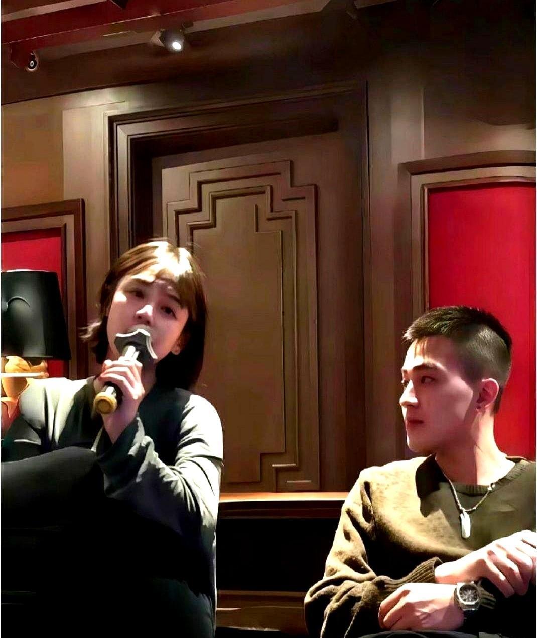 欧豪转头三次，马思纯没躲。七年前分开，没撕没炒，没热搜。如今他拍《长津湖》扛