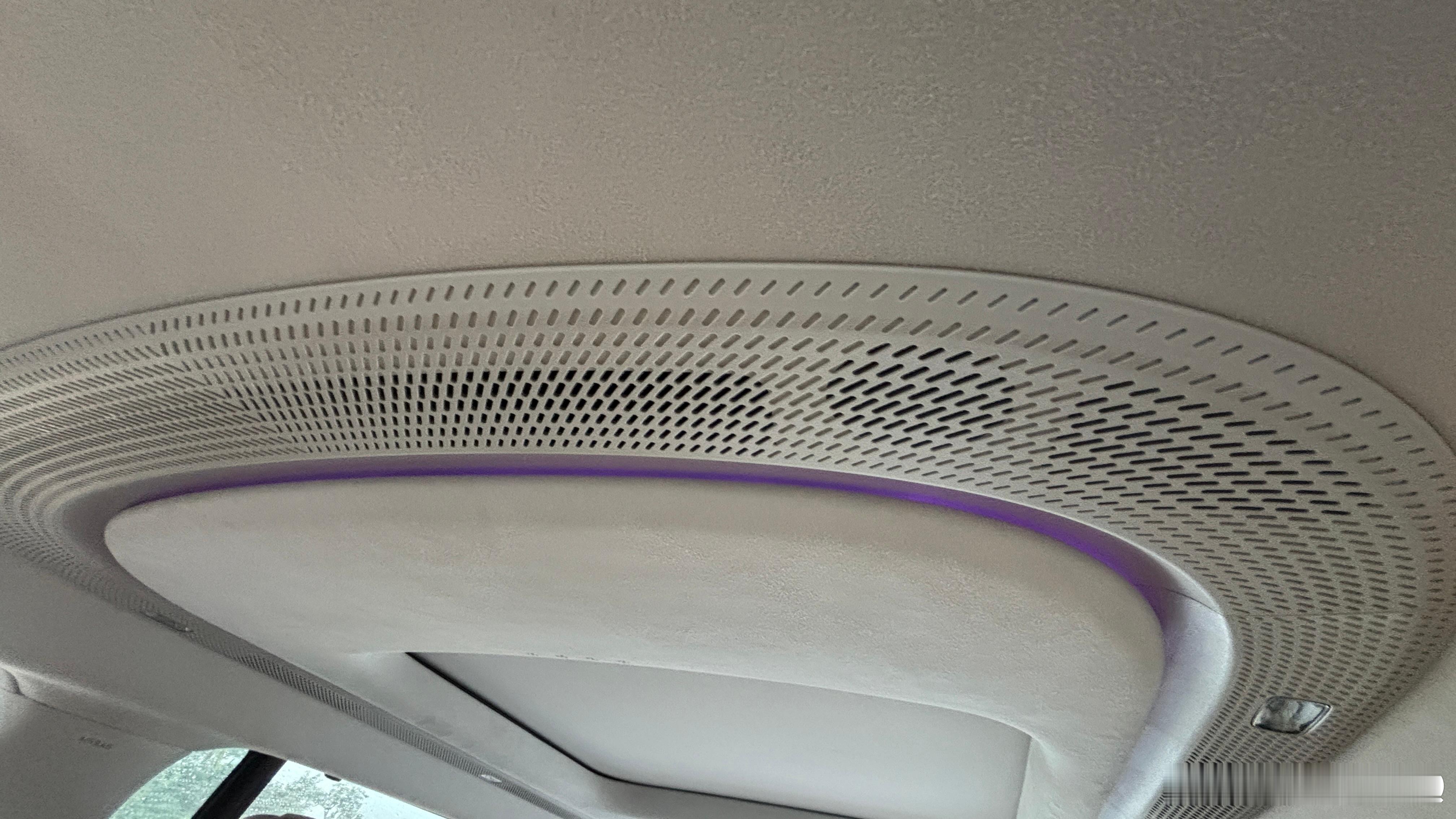 小鹏X9的第三排体验完了。先说优点：第三排所能感受到的噪音和底盘震动，当然会比第