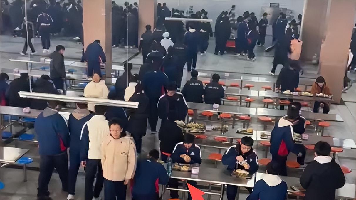高中生餐盘惊呆中年男人！揭秘青春饭量真相