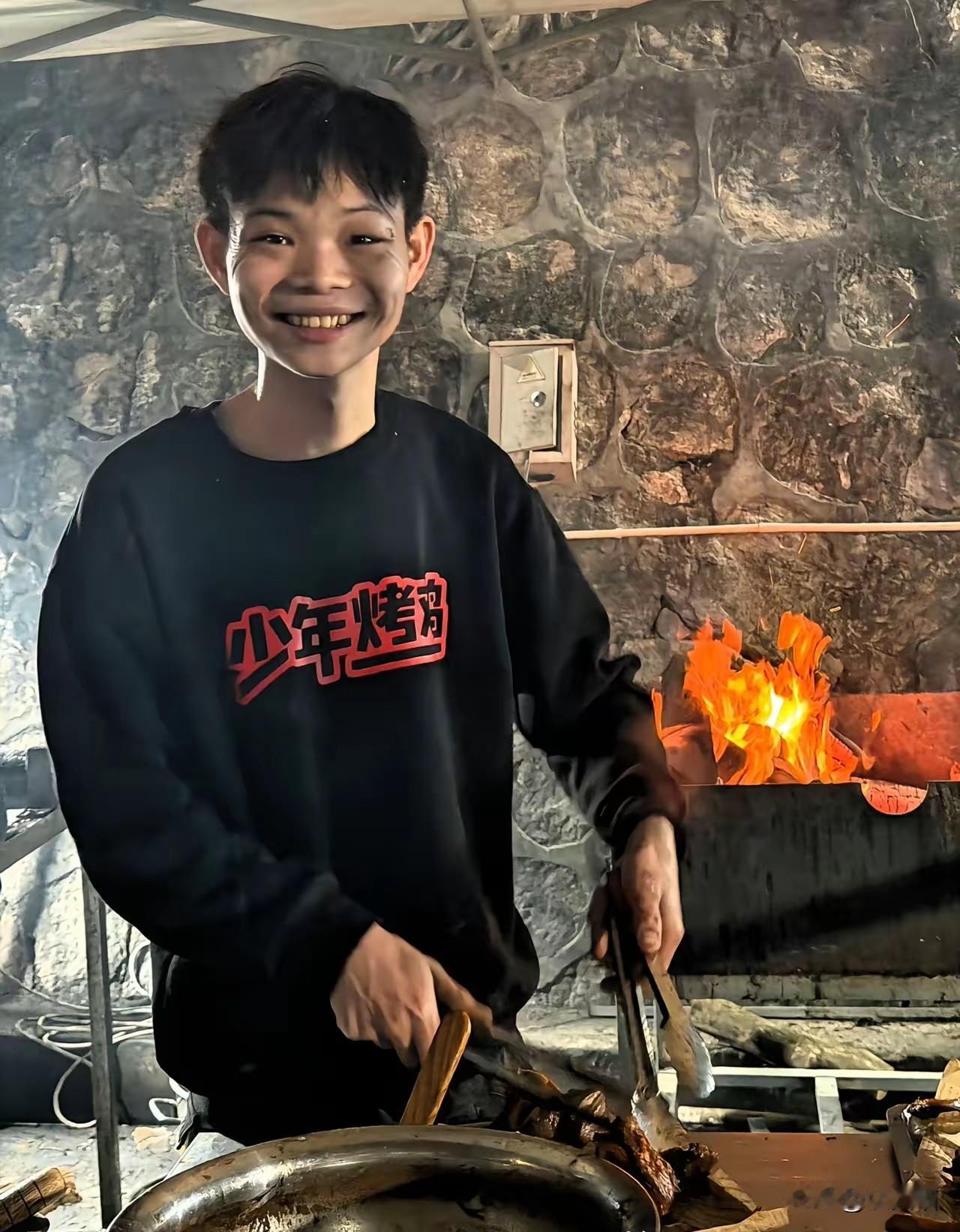 原以为又是网红摆拍的“少年老板”剧本，结果深圳16岁潮汕小伙小陈，直接用实力