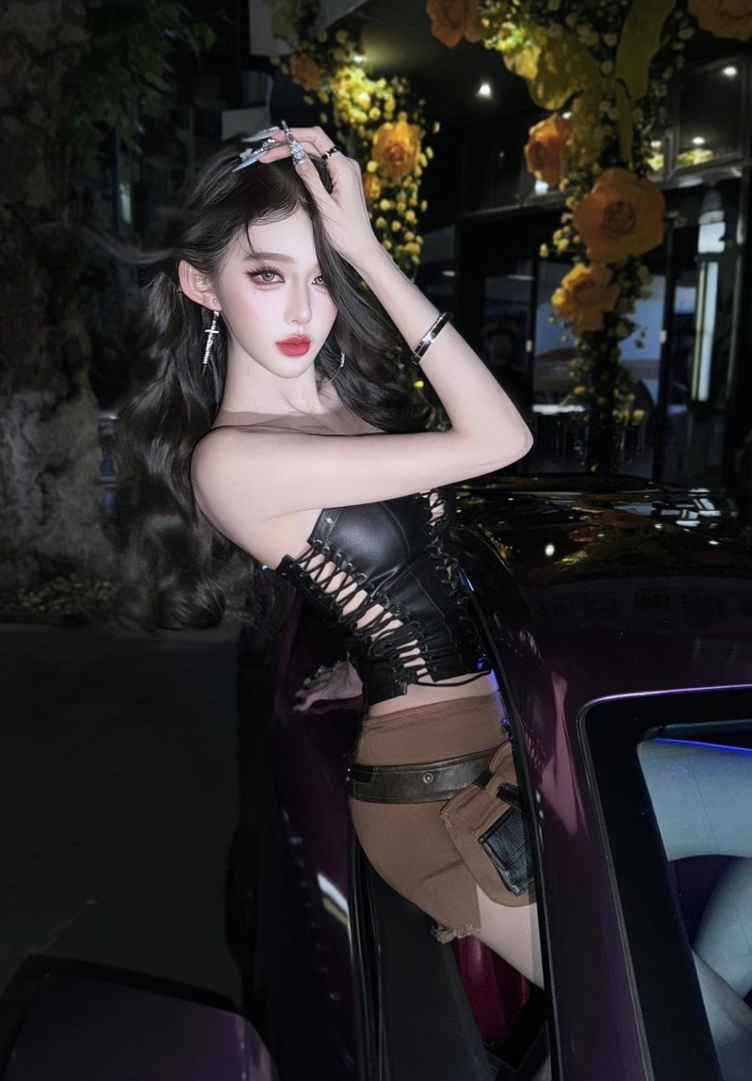 黑色系御姐穿搭 御姐模特 皮衣辣妹 暗夜辣妹 性感汽车模特