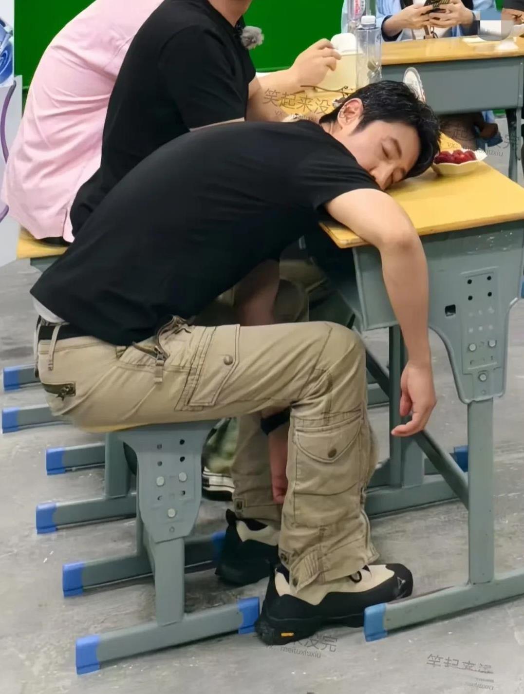 看给撒贝宁累了，整的灰头土脸的，看着特别憔悴，为啥不能换换主持人呢，啥节目中都是