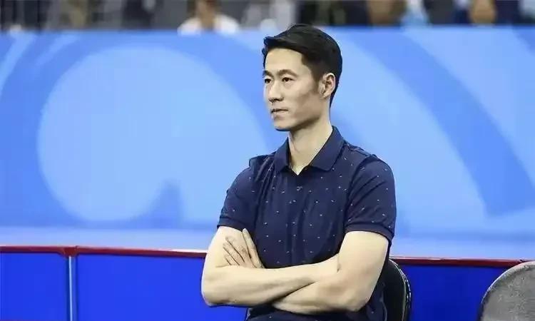 王励勤和刘国梁大不同：刘国梁：以前，王楚钦和孙颖莎因为怕被代拍跟着，会让他们避