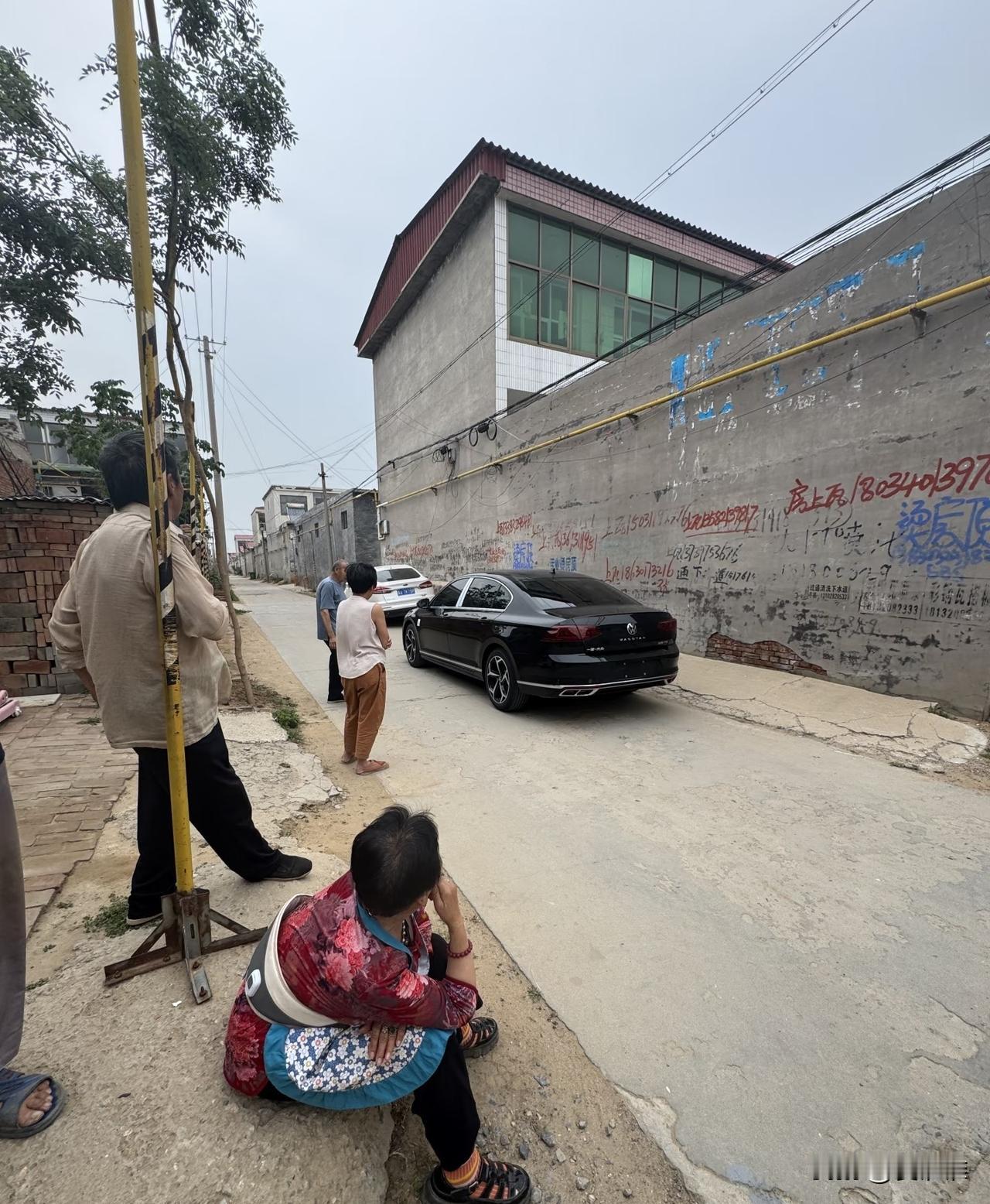 “被亲人压垮了！”在外工作多年的小王，因没买车回家过年被父母嫌弃，父母觉得家里没