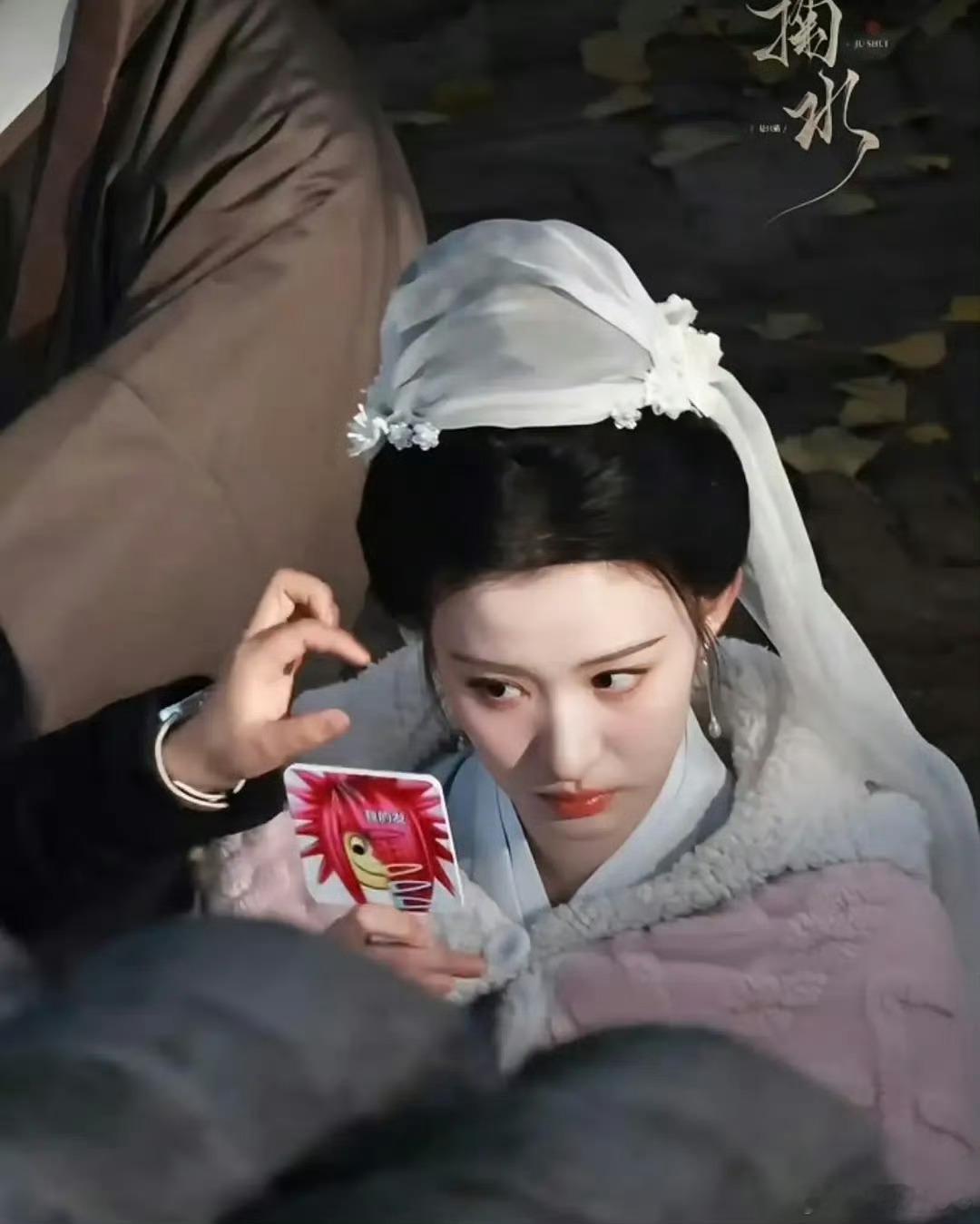 你们说王楚然到底从哪里搞来的这么多抽象的镜子，美女就这样不停换各种丑镜子！