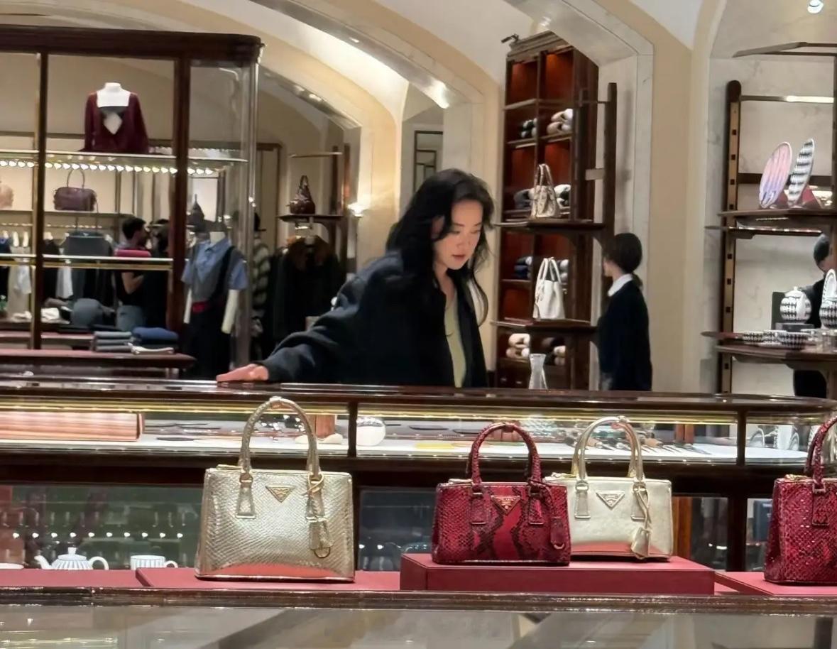 有网友在米兰偶遇贾玲，她现在好漂亮啊，很摩登女郎的感觉！穿着风衣，披着时髦的大波