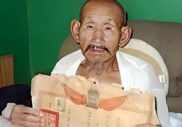 1994年河南，一老人欠钱不还，法院工作人员上门追缴欠款，七十三岁老农吓得慌忙躲