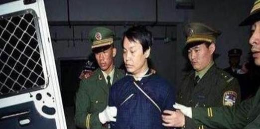 1996年，李嘉诚的儿子李泽钜被世纪悍匪张子强绑架，对方开价要20亿，李嘉诚不慌
