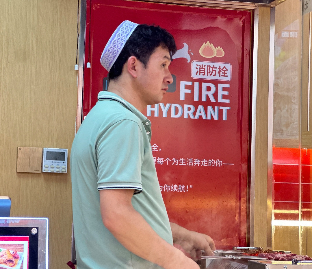 为啥新疆人的帽子不会掉？看了一圈没有发现卡子，我太好奇了！