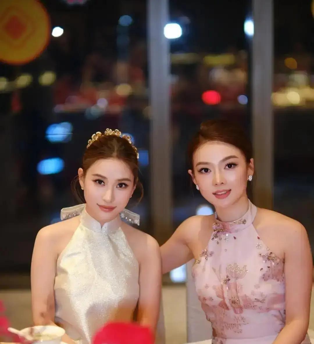 60岁何超琼当场离席，只因李湘一句直播数据？这饭局尴尬了。何超琼拂袖而去，这