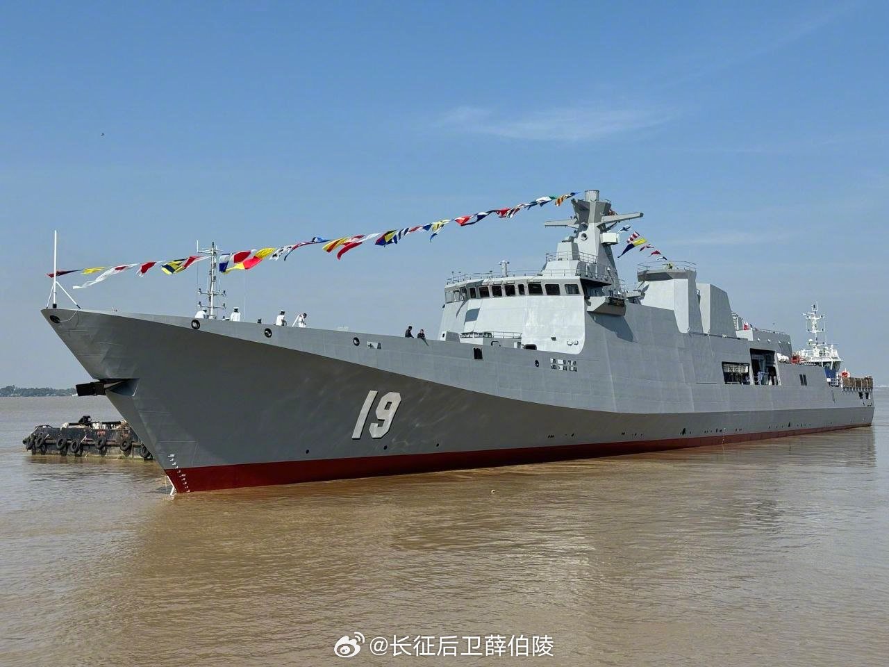 排水量3500吨，配备垂直发射系统的护卫舰