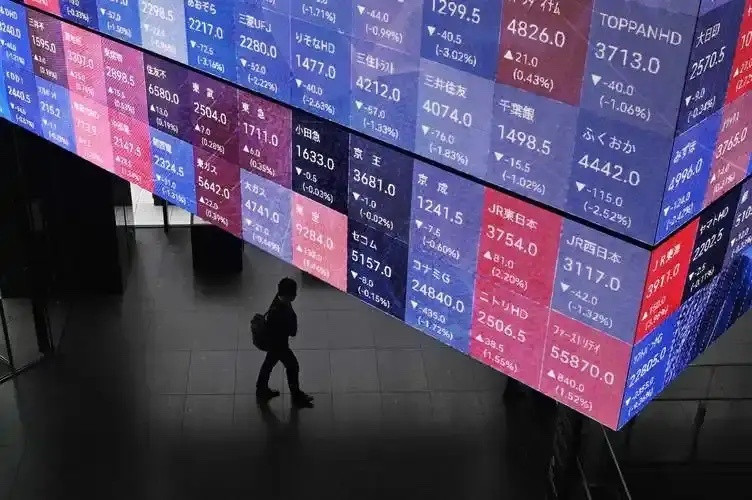 日本楼市创下三十年持续下跌的纪录，市场始终无人敢于抄底，背后并非民众缺乏资金与勇