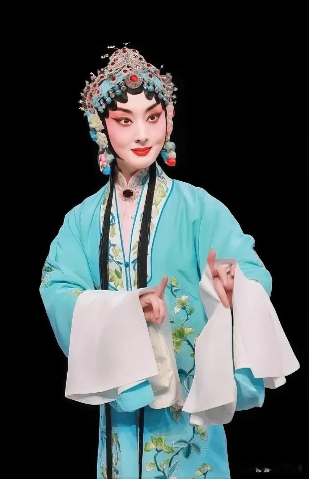 民国时期，梅兰芳的月包银1.5万大洋，可以买下当时北京城里十几套四合院。所以压根