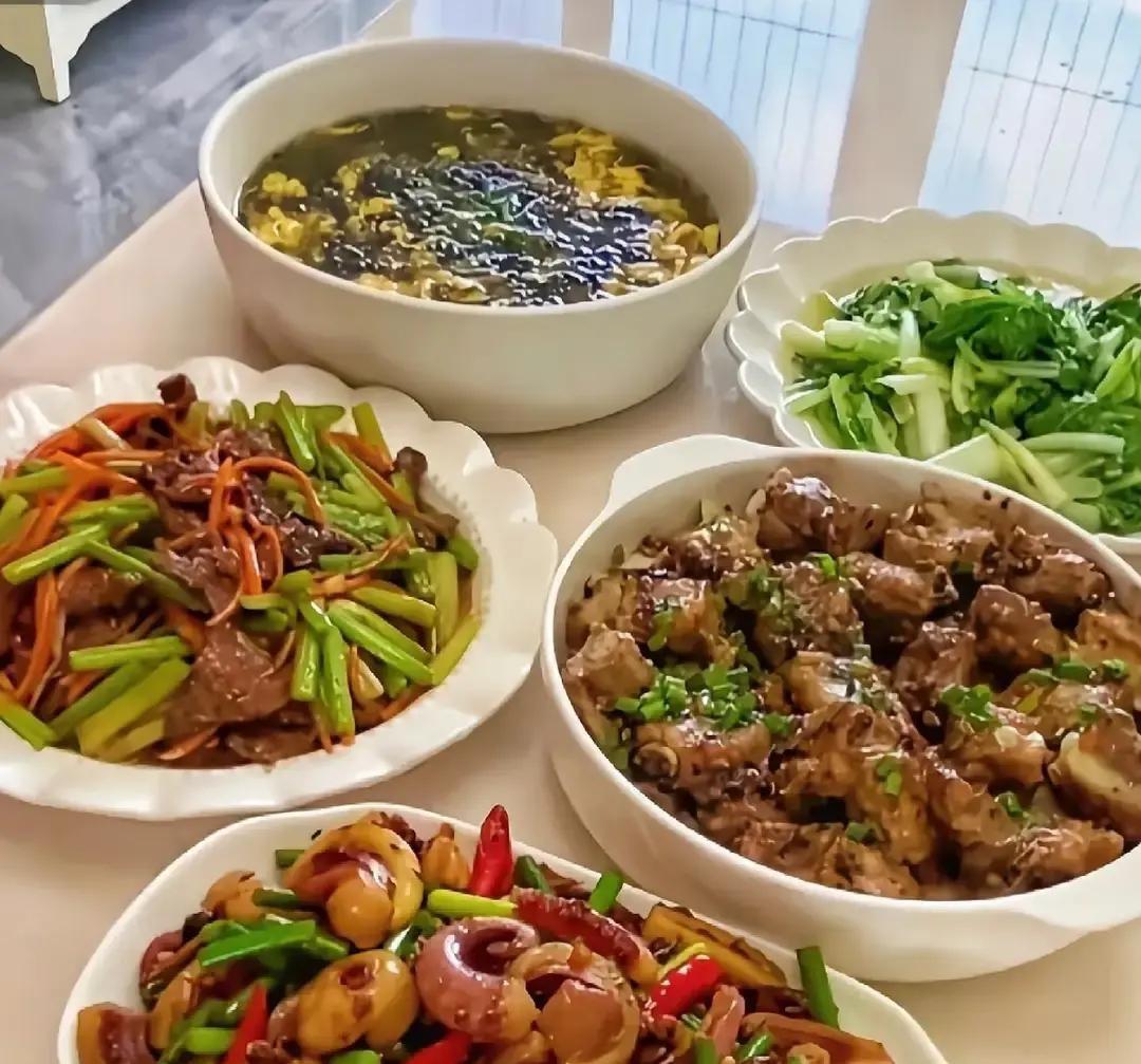 他跟我说周末去钓鱼，我一声不吭，转头就去给他收拾行李，装上换洗的衣服其实我心