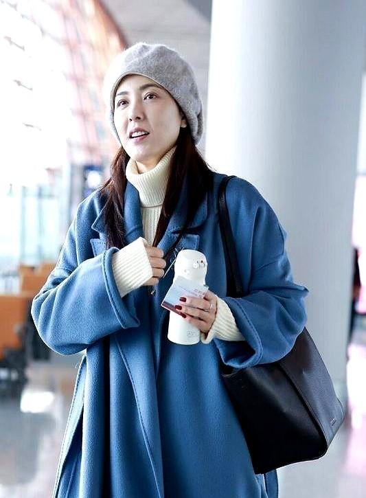 48岁曾黎这身穿搭，太值得学了！最近被曾黎的蓝色大衣造型刷屏了，简直是为中年