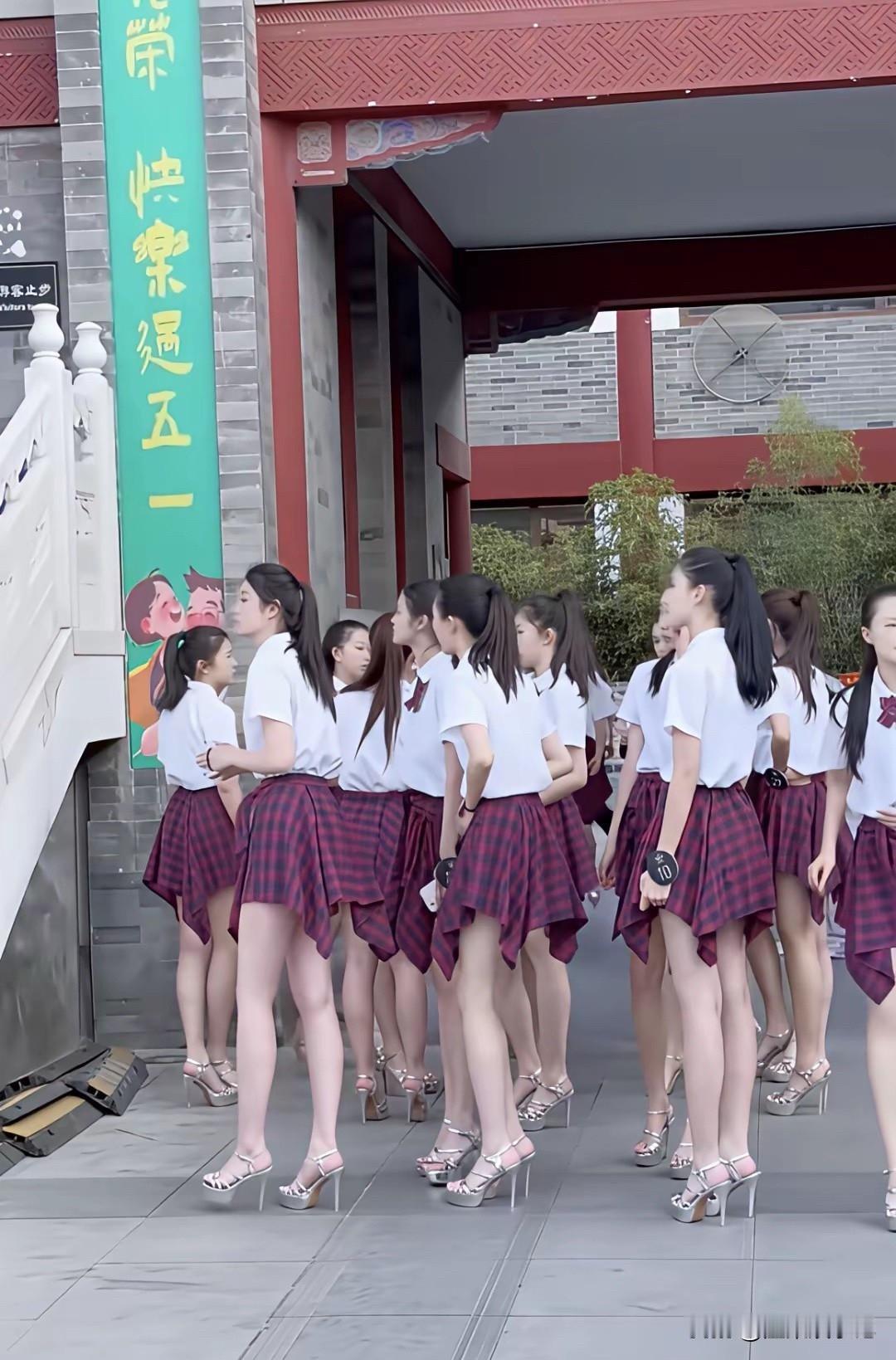舞蹈生个个比例出挑，站在一起成为了一道美丽的风景线！