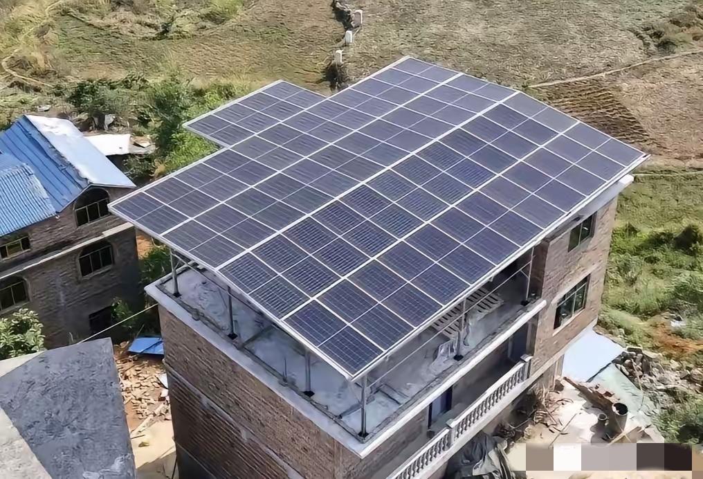 我大爷家没忍住跟风，全村都装了光伏发电板，一块650元，我大爷家安了80块，一下