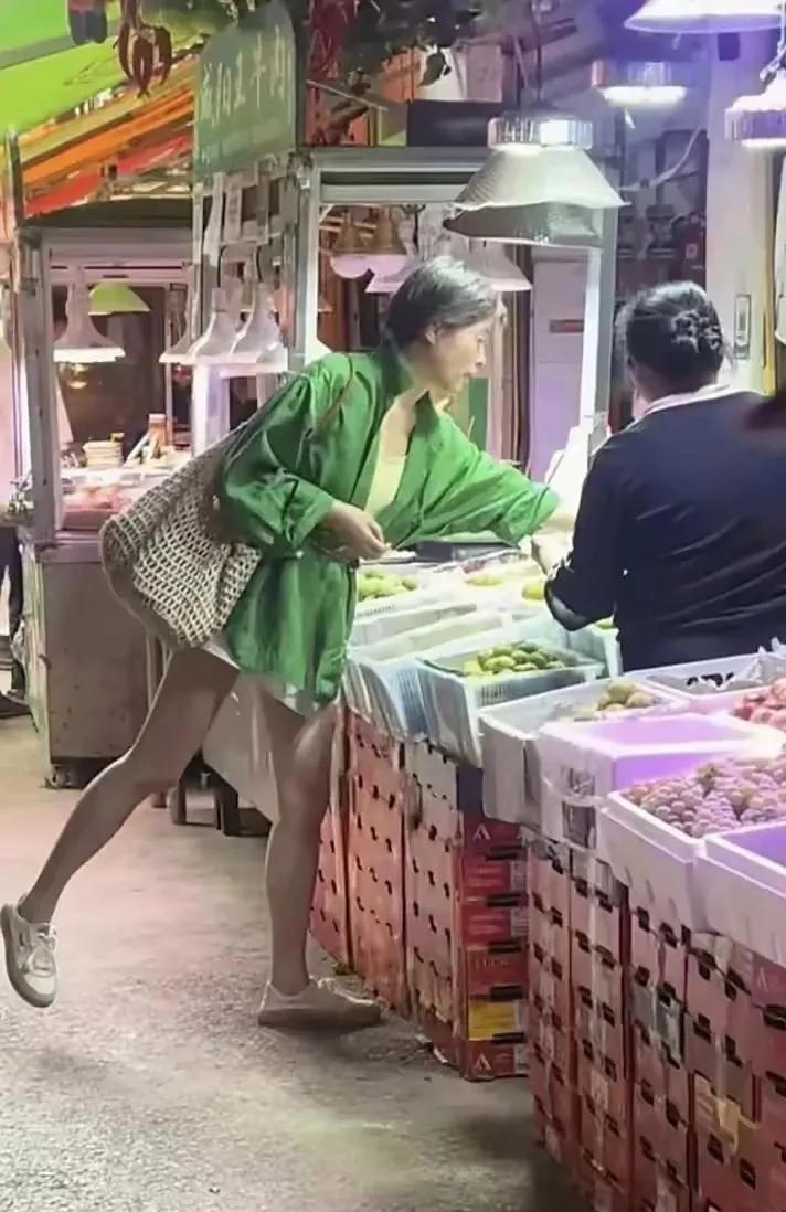 吴越这穿搭，看着就自在！没有偶像包袱！