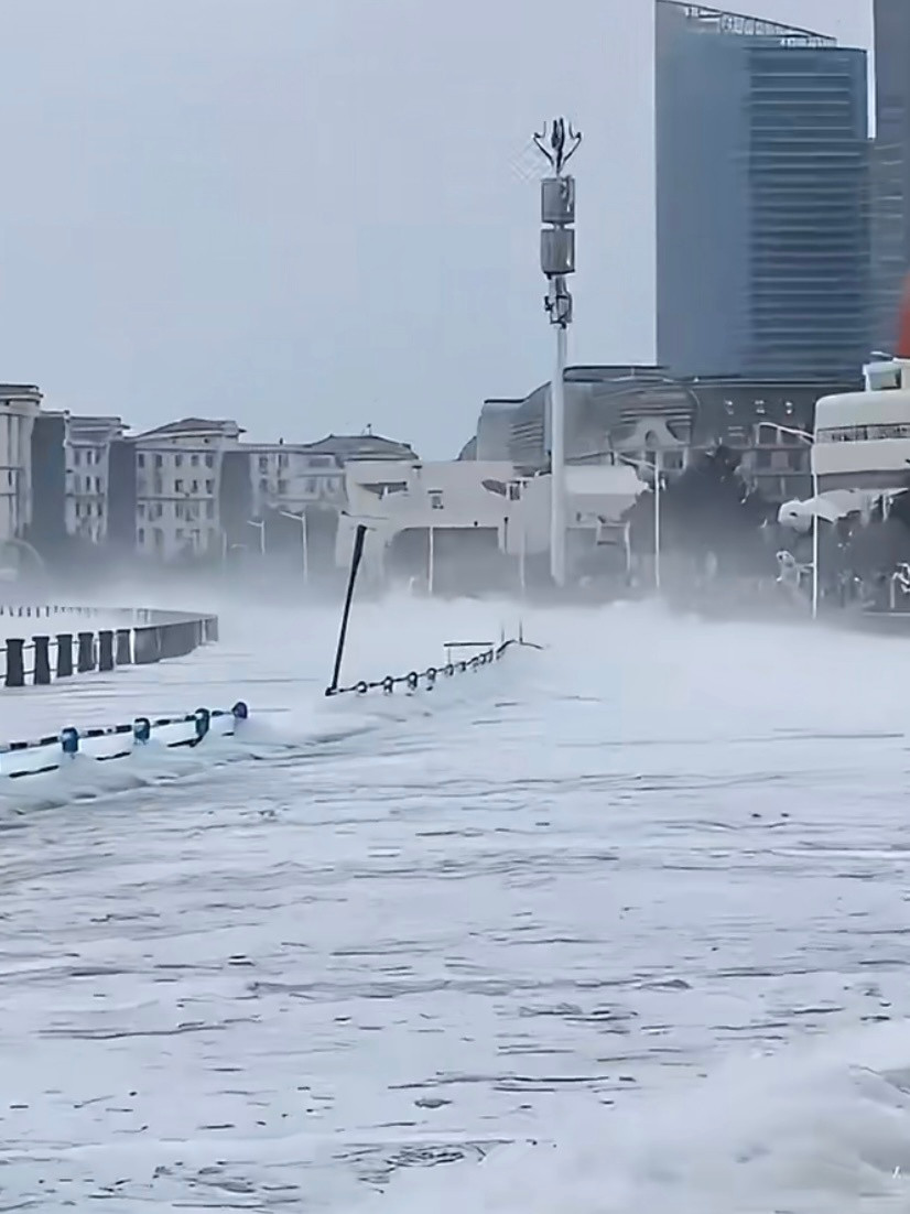青岛海水倒灌，这咋海边还有这么多人？这种天气，去海边的，都是勇士。人在城阳，一