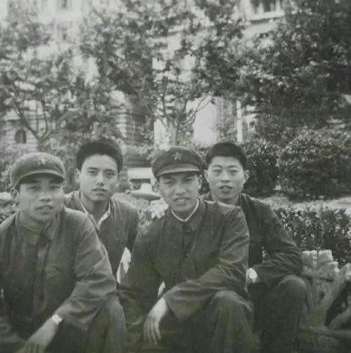 1984年3月，开国少将孔俊彪回到宁化。在县招待所，孔俊彪对时任县武装部政委的周