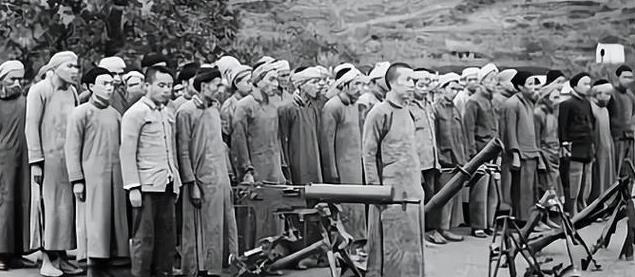 1950年12月15日，广西融安县板楠铺区，五名手无寸铁的解放军女宣传战士正在排