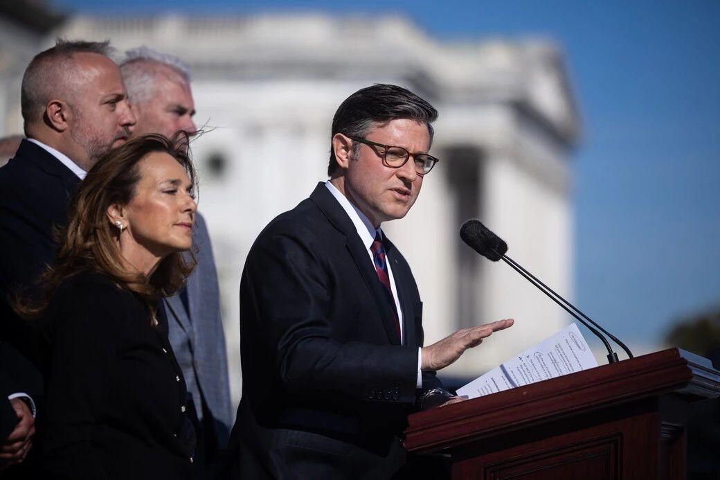 众议院议长约翰逊周一敦促议员“立刻”返回国会山，为表决结束长达41天政府停摆的拨