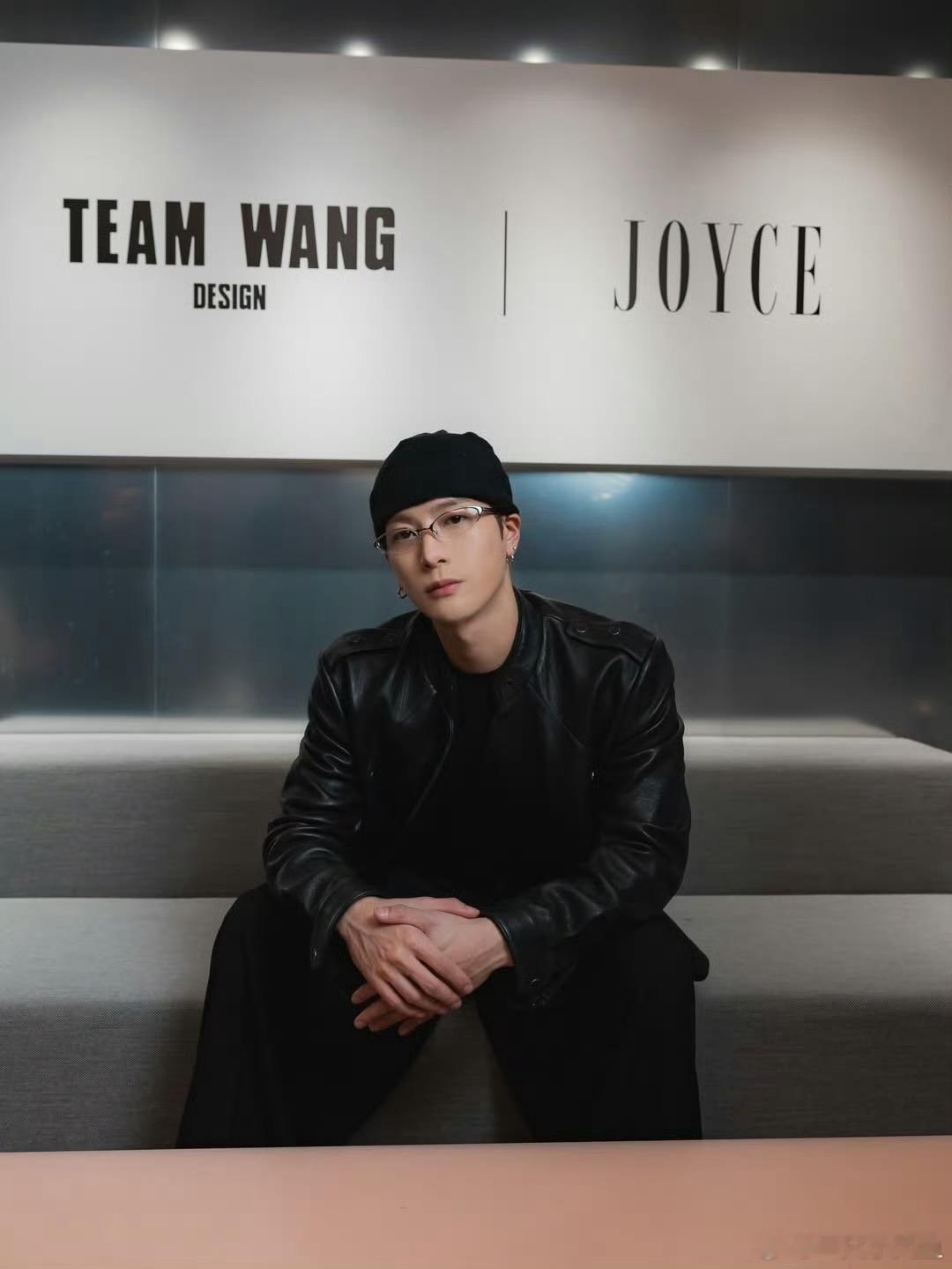 王嘉尔回香港营业强度拉满时隔六年重返家乡香港每天都没工作满满出席姜涛演唱会嘉宾